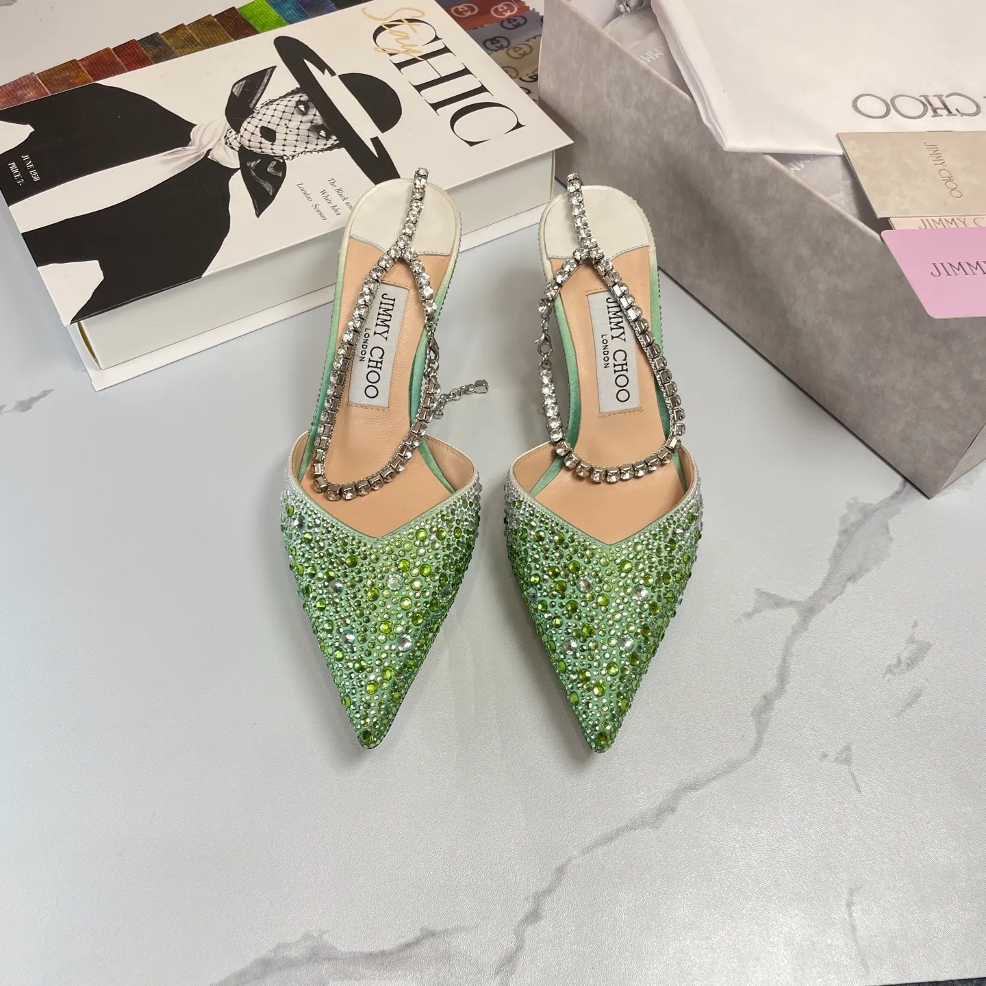 👟👟Ex-factory price 680👟👟 Jimmy Choo/Jimmy Choo classic diamond chain pointed toe crystal high-heeled sandals. Excellent crystal shoes, so beautiful that you can't take your eyes away. The shape of the shoes is very delicate, not too narrow and long. The internal space is sufficient, allowing the toes to relax enough. The rhinestones outline a charming arc on the instep, which is simply beautiful. It has a 360-degree surrounding fairy atmosphere, gorgeous but not exaggerated! ! The fabric is made of imported silk, with imported sheepskin lining. Customized A-grade Italian genuine leather sole. Heel height: 6.5 or 8.5. Size: 35-40 (41, 42, 43 customized, non-refundable)